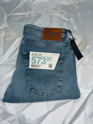 Replay jeans - Helt nya! Blåa Repaly Willby jeans som har en slim passform. Midja 44cm, längd 109cm. Jag har tyvärr inte bild när jag bär jeaen på. För bättre inblick i passformen rekommenderar jag att googla på modellnamnet. För storleksguide kolla måtten noggrant då jeansen alltid kan vara uppsydda heller krympta och jag ej tar emot returer 