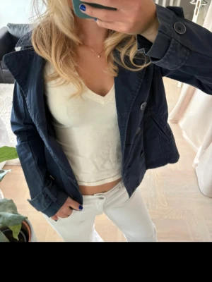 Mörkblå trenchcoat  - Skit snygg jacka som jag har köpt secondhand