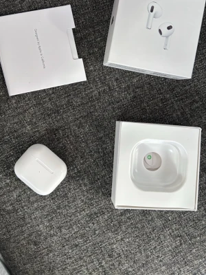 Apple AirPods Pro 3  - Säljer ett par Apple AirPods Pro 3, absolut inga märker, helt nya o oanvända och skriv för mer info eller bilde.