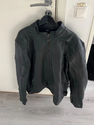 GC mc jacka med skydd  - Säljer denna GC mc-jacka med skydd i armbågar, rygg och axlar! Den är i jättefint skick och inga skador. Endast använd fåtal gånger. Jackan är i storlek 60.