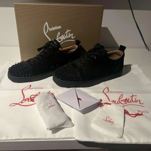 Christian Louboutin skor.  - Ett par Louboutin skor till ett bra pris. Använda ett par gånger men skicket är bra förutom att det saknas en nit på ena skon. Vid fler frågor eller bilder, kontakta. Nypris ca 8500kr Mitt pris 2000kr
