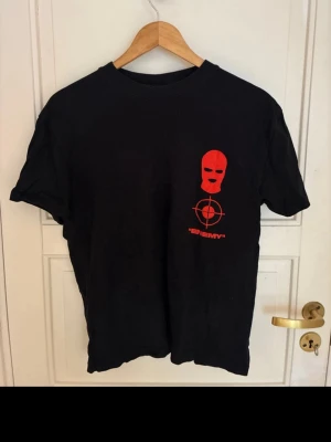 t shirt med tryck  - cool t shirt med tryck säljs pga för liten. Har inga fläckar eller sådant. Från blacksquqd