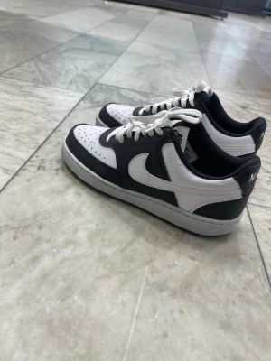 Nike svartvita låga sneakers - Snygga svartvita Nike sneakers. 