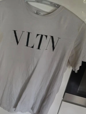 Valentino tshirt  - Äkta valentino tshirt har en dioderant fläck förutom de top skick 