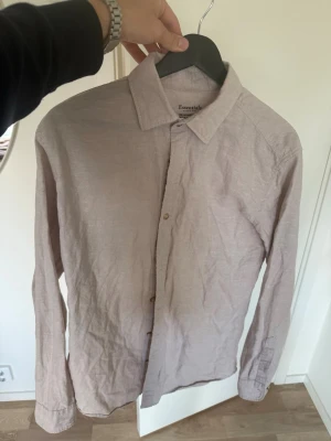 Skjorta från Essentials - Lätt och luftig skjorta för en snygg sommaroutfit. En lätt och andningsbar linnekvalitet med en naturlig luftig textur, som håller dig bekväm. I storlek M