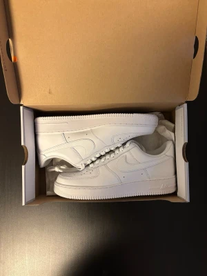 Nike Air Force 1 - Säljer ett par helt nya Air Force 1 då det blev ett impulsköp. Skorna är helt oanvända och har inte ens provats. Tyvärr har returtiden gått ut, så nu säljs de istället. Finns i Gävle och kan skickas.
