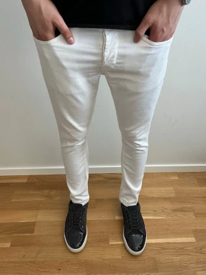 Dondup George  - Tja, säljer dessa tvärfeta dondup George i mycket fint skick! Liten fläck som ej syns. Passar perfekt nu inför sommaren! Längd 95, midja 40. Hör av er vid fler frågor🤝