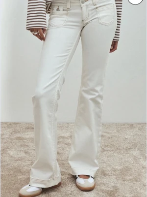 Vita Nelly jeans - Säljer dessa as snygga vita bootcut jeansen från Nelly. Helt nya, prislapp kvar. Har endast provat de. Säker så de inte passa mig💕 ord: 699kr. Det är bara att skriva vid frågor & pris går att diskutera❤️