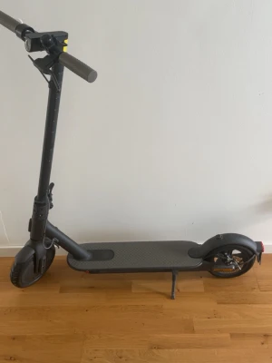 Elsparksyckel Xiaomi 25 km/h - Säljer min mycket fräscha elskoter för att jag inte har mycket användning för den. Köpte den för ca 2 år sedan, men har knappt använt den. Framhjulet är också nyligen bytt! Skotern har också 3 olika hastigheter med 25 km/h som topphastighet. Skotern köptes för ca 5000kr och säljs nu för 2400. Kan mötas upp i Angered, Göteborg annars gäller frakt.