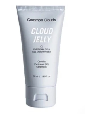 🍒Ny! Common Clouds Cloud Jelly🍒 - 🍒COMMON CLOUDS🍒Ny Cloud Jelly som endast är testad några gånger. Nypris 189kr Kartongen medföljer🍒Cloud Jelly är en ultra-fuktgivande, oljefri gelkräm som omedelbart återfuktar o lugnar stressad hud. Barriärstärkande pantenol (vitamin B5), centella asiatica, hyaluronsyra o ceramider verkar tillsammans för att öka hudens fuktnivåer, dämpa blossighet o skapa en jämnare hudton. Huden känns fuktmättad, lugn och plumpad. Cloud Jelly passar alla hudtyper.🍒