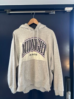 Grå hoodie WEEKDAY - Grå Hofor från weekday, lite oversized. S i storlek men passar mig som vanligtvis har mellan runt L.