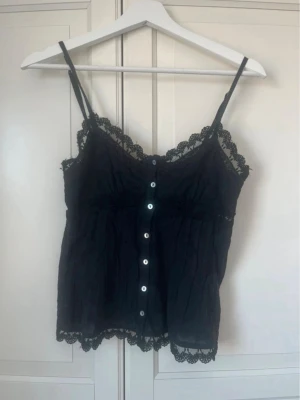 Svart spetsdetaljerad linnetopp - Ett sött linne från Zara. Svart med lite spets🥰