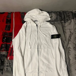 Vit hoodie från Stone Island - Ny, jätte ren, lite stor i storlek passar även L, pris går att diskuteras