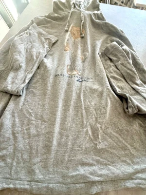 Polo bear hoodie - Polo bear hoodie av Ralph Lauren i storlek M, den är rätt så tunn som man ser på fjärde bilden och den är i bra skick, hör bara av er vid funderingar pris går att diskutera. Skickas inom en dag!