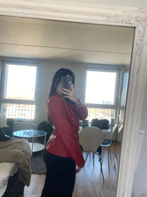 Skinnjacka i strl M - Röd skinnjacka i strl M i bra skick. Formas fint efter kroppen. Säljes pga att de ej kmr till användning längre. Kan fraktas eller mötas upp i Göteborg. Finns på fler sidor!