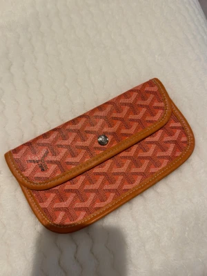 Orange plånbok med mönster - Orange clutch/handväska/plånbok perfekt till sommaren. 