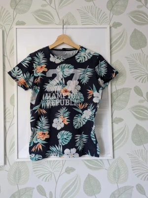 Tshirt KappAhl 146/152 - - I fint skick.  - Det jag hittar att anmärka på är att storleks trycket inte syns .  Att det är lite ojämt i söm längst ned och att den är lite ljusare i färg jämfört med ny.  Lite små sprickor kan synas på nära håll på trycket.  - Jag kan ha missat någon miniskavank men jag har försökt att granska plagget så gott det går.