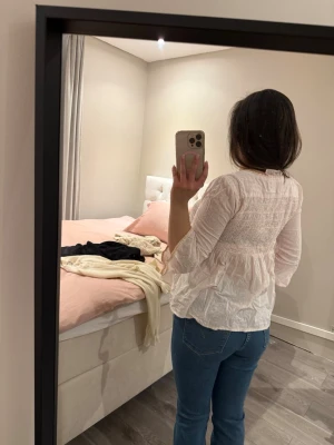 Odd Molly Blus - Söt vit blus med smockad överdel och lätt volang vid ärmslut. Blusen har trekvartsärm och är gjord i ett tunt material som ger en luftig känsla. Tröjan är i använt skick och saknar en rosett på ärmen men inget man märker av 🌸Stog inte storlek på tröjan men skulle säga Xs/S