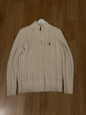 Vit kabelstickad tröja Polo Ralph Lauren - Säljer min Ralph lauren tröja som jag inte använder och inte passar. Storlek M