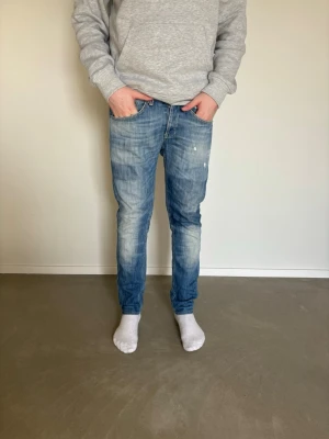 Dondup George  - Hej säljer ett par Dondup Jeans I modellen George. Som sitter slim fit. Stl 30. Färgen är blå/ljusblå. Dom har också lite naturliga slitningar som gör jeansen mer unika och snygga enligt mig. Hör av dig om du har några frågor. Mvh Klädmagasinet