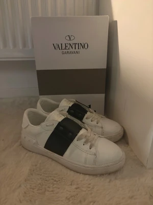 Valentino Garavani vita sneakers - Snygga vita sneakers från Valentino Garavani 