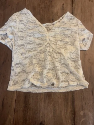 Tröja/ topp - Ganska genomskinlig, säljer för den ej används, pris kan diskuteras, aldrig använt 