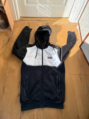 Mckenzie  - Mckenzie tröja köpt ifrån Jd. Knappt använd. 