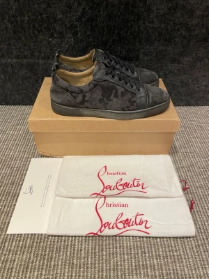 Christian Louboutin skor  - Hej, säljer nu dessa svin snygga Loubs skor. Skorna är i superfint skick! Begränsat antal boxar och dustbag. Saknar innersulor Hör av dig vid frågor. 