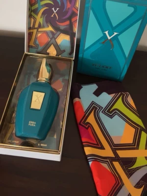 Xerjoff Erba Pura Parfym 100ml - Säljer xerjoff erba pura. De är ungefär 99ml kvar har bara prov sprayat den nån enstaka gång så den är i mycket bra skick. Anledningen till jag säljer parfymen är eftersom jag rensar min parfym samling. Den har en fräsch och fruktig doft som passar perfekt till sommaren. Nypris ligger runt 3000–4000 kr beroende på butik. Pris kan förhandlas vid snabb affär.