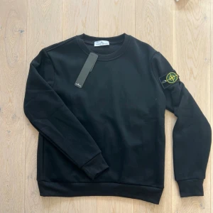 Stone island sweatshirt  - Helt ny stone island sweatshirt, storlek S. Passar någon som är runt 175cm lång. Hör gärna av er, är flexibel med pris. 