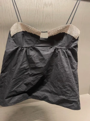 Svart topp med glitter  - Super fin svart topp med glitter från Zara, aldrig använd, storlek S