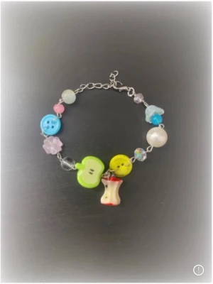 Äpple armband - 100% handgjord av mig! Snälla kontakta innan du trycker på köp nu, ifall den redan har blivit såld på en annan app🫶🏼 #trinket #y2k #alt #emo #goth #anime #kpop #scene #whimsical #fairy #fairycore #fairygrunge #kawaii #coquette #sanrio #juminocore #shoujo #swag #mlp #mylittlepony #bluelock #saikik #demonslayer #naruto #jujutsukaisen #jjk