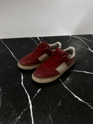 Röda valentino flycrews  - Säljer dessa röda valentino flycrews. Skorna är i använt skick defekter förekommer, det saknas 3 nitar på vänsterskon och 4 på högerskon. Storlek 39. Hör gärna av dig vid minsta fundering!