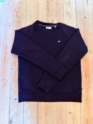Gant Sweatshirt  - Mörkblå gant sweatshirt i barnstorlek 170cm/15y. I bra skick och väl omhändertagen.