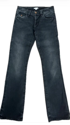 Bootcut Jeans med broderade korsdetaljer – Storlek 170 - Säljer mina coola bootcut jeans med broderade korsdetaljer på bakfickorna. Storlek 170. Har använts några gånger men är i mycket fint skick – inga hål eller fläckar. Nypris 400 kr. Perfekta för dig som vill ha ett par unika och snygga jeans till ett bra pris!