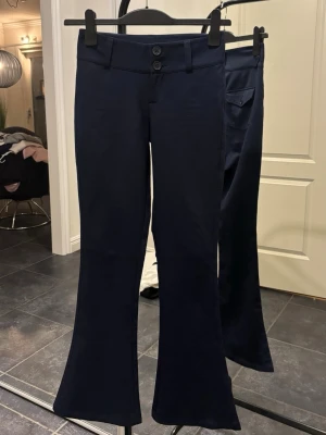 Low waist bootcut kostymbyxor  - Kostymbyxor, lågmidjade med bootcut. Sitter otroligt snyggt. Mörkblå stl xs. Endast provade aldrig använda. Kan skickas / hämtas 🫶🏼