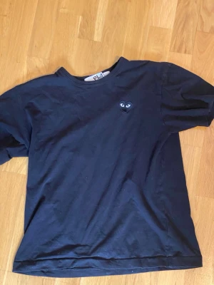 Cdg t-shirt - Den har blivit för kort för mig därför säljer jag den inga skavanker ba att skriva vid fundering 💯 