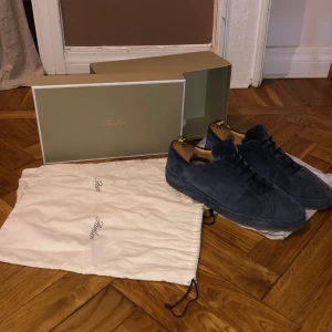 Aurélien skor - Säljer dessa ruggigt stilrena skorna från det exklusiva märket Aurélien. Nypris på hemsidan: 5205 kr och allt og medföljer vilket syns på bild 1. Storlek 45, övre materialet är mocka och insidan består av franskt kalvskinn. Dessutom en högkvalitativ gummisula!👞⏳ Perfekta både i vardagen men också på fest/till kostym!