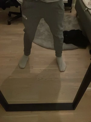 NIKE mjukisbyxor  - Säljer ett par gråa mjukisbyxor från Nike. Bra skick på byxorna. Inga skador eller något på dessa. Kontakta mig om ni har några frågor/ fler bilder. 