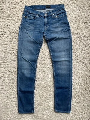 Blå Tiger of Sweden jeans - Blå tvättade Tiger of Sweden jeans i modellen Blaise Inga defekter Hör av er vid frågor eller förhandling!🤩