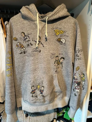 Polo Ralph lauren hoodie - Väldigt sällsynt cool hoodie från Ralph lauren. Storleken är Large men skulle kunna fungera på någon med Medium. Mycket bra skick och väldigt sällsynt, därav priset. Vid frågor och funderingar, skriv bara. Priset är inte hugget i sten