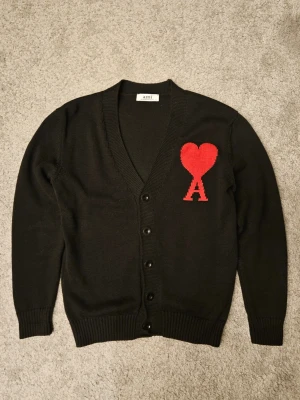 Ami Paris Kofta  - Stilren svart Ami Paris cardigan med knappar || Storlek S || Nytt skick || Fraktar inom 24 timmar 