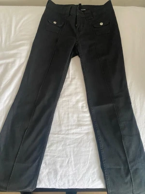 SÄLJER DESSA POPULÄRA SLUTSÅLDA JEANS - Strlk 34, inga defekter💕 Hör av er vid funderingar!!