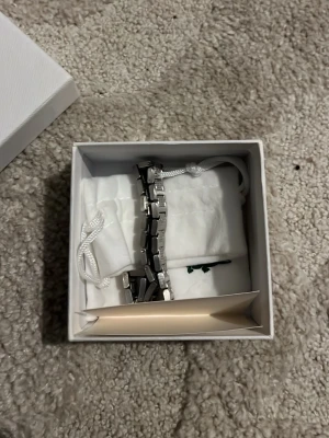 Lacoste armband - Helt nytt, aldrig använt, vill bli av med det bara därför det låga priset.