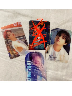 BTS photocard set Permission to Dance - Säljer ett set med fem BTS photocards från Permission to Dance-eran. Korten har olika motiv med medlemmar i olika outfits, bland annat jeansjacka och vita tröjor. Ett av korten har texten 'LOVE MAZE' och ett har färgglad bakgrund. På 2a bilden är det en bild på love maze kortet fast baksidan. Totalt 10 kort. Alla för 120  Köparen står för frakten 🩷