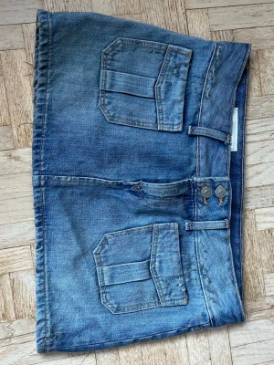 Jeans kjol  - Helt oanvänd super gullig lågmidjad jeans kjol från Zara, storlek S. 