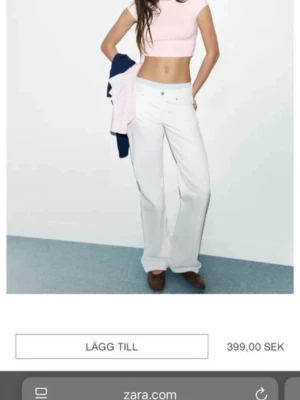 Vita raka jeans från Zara - Säljer ett par vita jeans från Zara med rak passform och låg  midja. Jeansen har klassisk femficksdesign och stängs med knapp och dragkedja. Perfekta för en clean och fräsch look, matcha med crop top eller hoodie.pris kan diskuteras