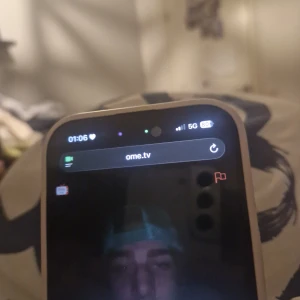 Jävligt snygg/ful kille som heter Adde - Säljer en vit iPhone med snygg design, rundade hörn och svart framsida. Telefonen har en tydlig selfiekamera och sensorer upptill. Klassisk Apple-look med glasfront och metallram. Perfekt för dig som vill ha en modern och stilren mobil.