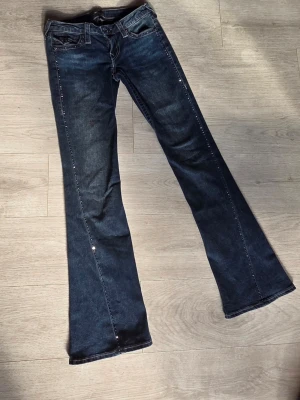 True Religion jeans - True Religion, Joey Low Rise Flare, Crystal. Snygga jeans med glittriga detaljer. 