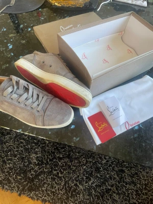 Christian Louboutin  - Säljer ett par gråa Louboutin från en kompis som jag nu vill sälja efter som jag inte använder dem. Finns inga synliga skador som man lägger märke till lite smutsiga under sulan men det går att göra rent. Skriv i dm för mer information eller fler bilder 